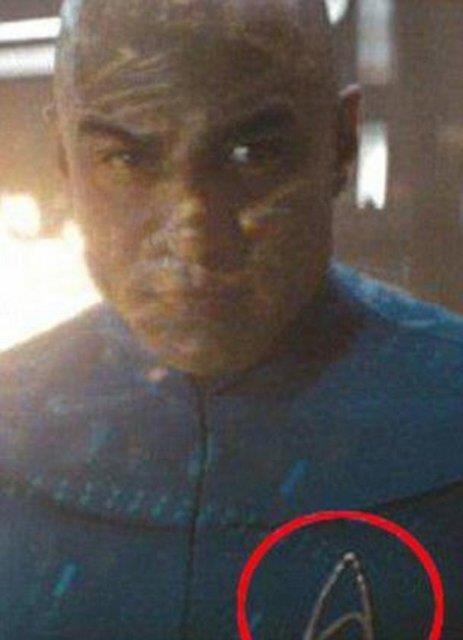 Uzay Yolu filminde Captain Robau&#8217;nun yakasndaki arma bir sahnede grnrken dierinde yok oluyor.