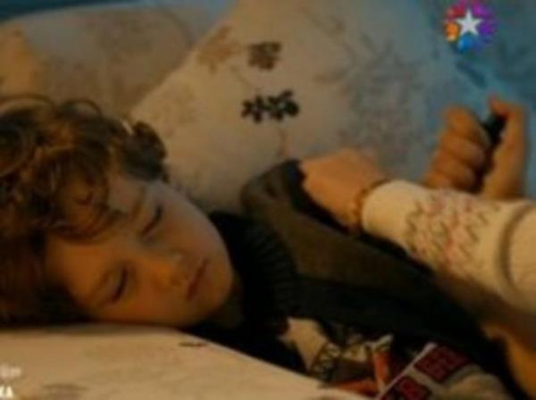 Ayn dizide daha nce de bir mantk hatas yaplmt. Dizide Yaz, ablas ile tartp baygnlk geirdi. Ablas inslini getirdi fakat ucunda inesi yoktu.