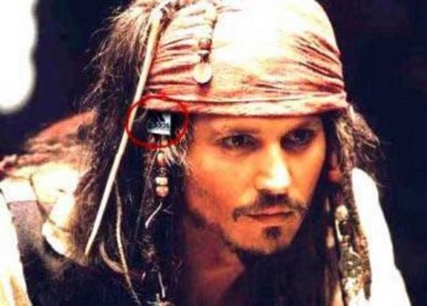 Karayip Korsanlar- Oyuncunun kafasna takt bandanann etiketi grnyor.