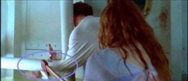 Titanik- Rose, Jack'in eline vurur Titanik'in son sahnelerinden birinde, Rose, Jack'i kurtarmaya alrken baltay Jack'in eline doru vurur.