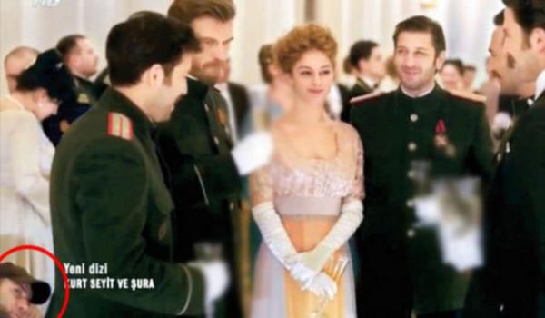 Yeni yaynlanmaya balayan Kurt Seyit ve ura dizisinde byk bir hataya imza atld! Kvan Tatltu ve Farah Zeynep Abdullah&#8217;n barollerini paylat dizinin gnlerce tantm yaplan balo sahnesinde...
