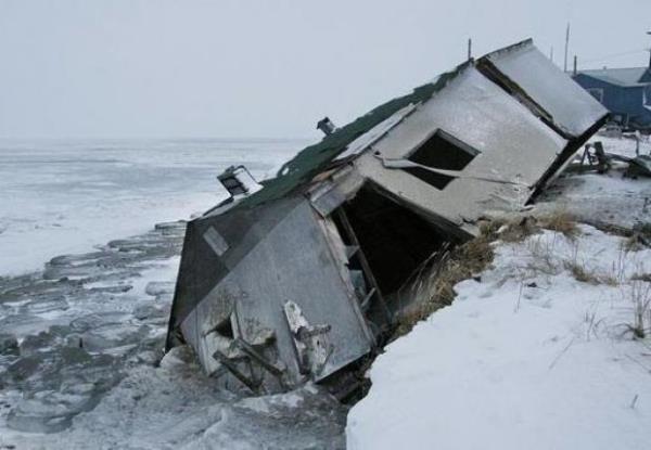 Alaska'daki Shishmaref kasabas Bu arktik kasaba iklim deiikliiyle birlikte her geen gn sularn altnda kalyor. 2020'de bu kasabann tamamen sular altnda kalmas olas.