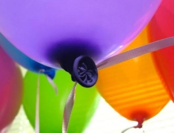 Helyum Alndnda insan sesini komikletiren heylum gaz rezervlerinin 2018'de sonunun gelmesi bekleniyor. Normalde hidrojenden sonra en ok bulunan element olmasna ramen helyum'un ayrtrlmas zor bir gaz olan helyum, ABD'deki baz doal gaz yataklarnda karlyor. Popular Mechanics'in haberine gre 2020'de artk helyum gaz olmayacak.