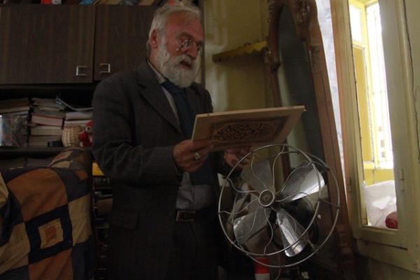 Doktor Muhammed Muhiddin Enis Ebu mer, AA muhabirine yapt aklamada, ikinci dnya savandan kalma bir arala birlikte toplam 24 antika ara ve birok paha biilmez antika eyaya sahip olduunu sylyor.