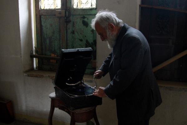 Sava dolaysyla antik deerdeki aracna saplanan kurundan dolay ok zldn dile getiren Ebu mer, "Bir zamanlar devlet bakanlar gibi birok nemli isme hizmet eden aralarn tahrip olmasndan endie duyuyorum. Bunlarn yan sra mzemde eski el yazmalar ve Arap ile evli bir Fransz askere ait soba da bulunuyor" diye konuuyor.