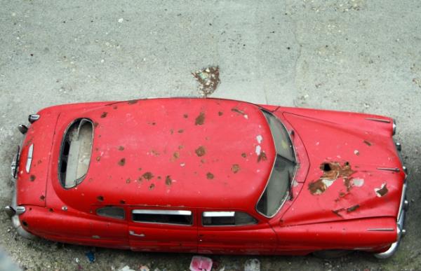 Suriye'de rejim glerinin youn saldrlarna maruz kalan Halep&#8217;te antika ve koleksiyon merakls Ebu mer, savan tm olumsuzluklara ramen toplad antika eyalarn terketmiyor.