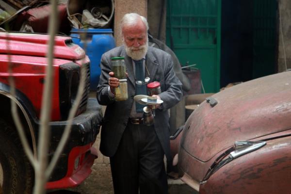 Suriye eski devlet bakanlarnn kulland antika deerdeki aralar alarak mzesinde toplayan Ebu mer, unlar kaydediyor: