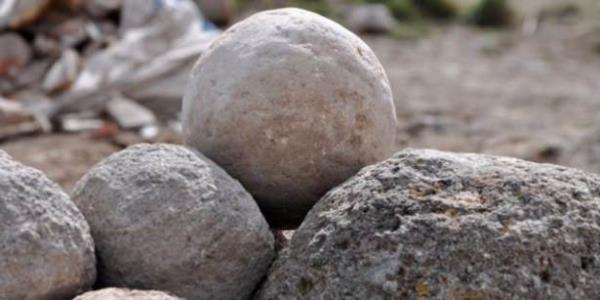 Konya'nn birok medeniyete beiklik eden Takkeli Da'ndaki kalede yaplan kazda, Fatih Sultan Mehmet dnemine ait glleler bulundu.