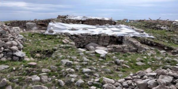 Kalenin yaps ve konumundan dolay tarih boyunca doal bir gzetleme kulesi olarak kullanldn vurgulayan ayc, kentin savunmas asndan nemli rol stlendiini kaydetti.