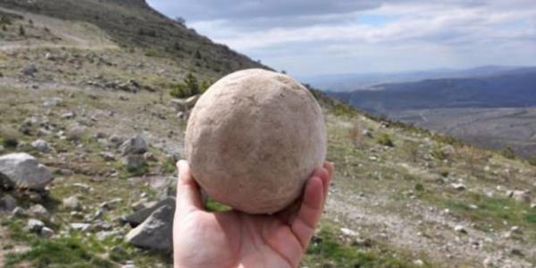 Anadolu Seluklu bakenti Konya'da birok medeniyete beiklik eden ve efsanelere konu olan 5 bin yllk sur ile sarnlarn bulunduu Takkeli Da'daki kalede Fatih Sultan Mehmet'in glleleri gn yzne karld