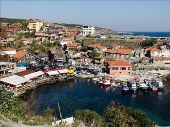 <p><b><b>Poyrazköy</b><br/></p>  <p></b>      </p>        <p>Baharda Gidilecek Yerler' listelerinde Anadolu Kavağı &#8211; Anadolu Feneri hattındaki orta durak. Yılların değiştiremediği balıkçı köyü Poyrazköy, Boğaz'dan Karadeniz'e çıkışta en güzel manzaraya sahip olan bölgelerden birinde.</p>  <p>  </p>  <p>  Uzun yıllar askeri bölge olması nedeniyle dokusunu fazla yitirmemiş bir sahili var. Restoranları ve manzarası nedeniyle tercih edilebilir. Coğrafi olarak Karadeniz ve Marmara'nın kesiştiği son nokta olması burayı özel kılıyor.</p>