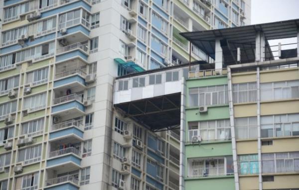 Burada yaayan insanlar kendilerine daha fazla yaam alan yaratmak iin 2 binann arasna in tarz balkon yaptlar...