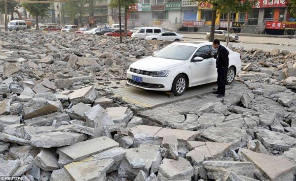 ngiliz Metro sitesinin haberine gre, yetkililer 10 gnn sonunda aracn sahibi ortaya kmaynca inaata balad.  <br>  Ykmn ardndan sahipsiz beyaz otomobil, ta ynlarnn arasnda kald. Sahibi geri dndnde molozlarn arasnda arac nasl karaca merak ediliyor.