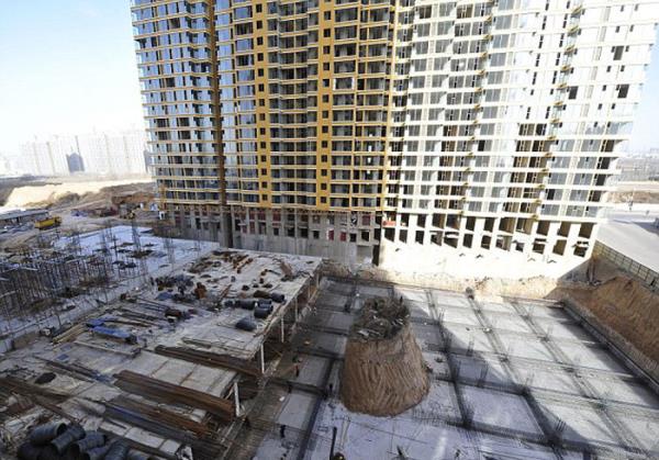 in'in Shanxi Eyaleti&#8217;ne bal Taiyuan&#8217;da, 10 metre yksekliinde ve 10 metrekare byklndeki bir mezar, yklamad iin yaplan inaatn ortasnda kald.