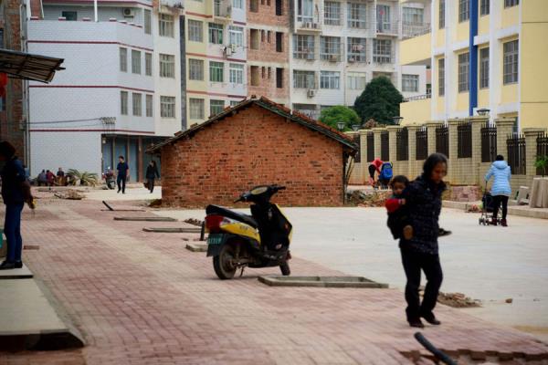 &#8216;ivi ev&#8217; ismi taklan evde oturan inli&#8217;nin binasnn etrafna dev gibi apartmanlar dikildi.