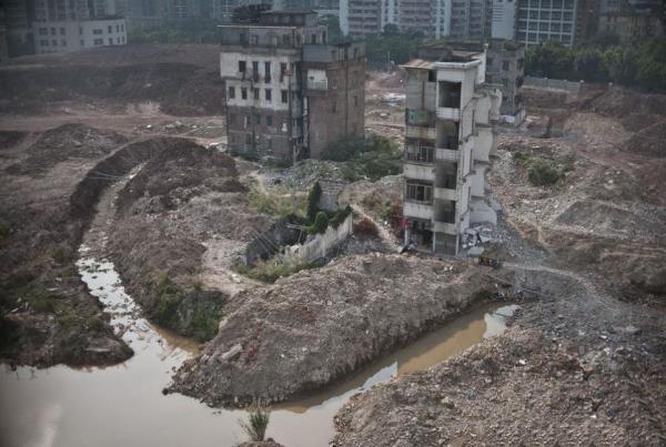 Otobann ortasndaki ev, inaat kesintiye uratan mezar derken in'de greni duyan akna eviren bir olay daha yaanyor. entsel dnmn en ac yzyle yaand lkelerden biri olan in&#8217;den yeni bir &#8220;ykma direni&#8221; yks geldi.