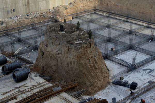 Alandaki dier mezarlara ait kemikler, ehrin dnda bir baka mezarla tanrken, kime ait olduu bilinmeyen mezar, inaatn ortasnda durmaya devam ediyor.
