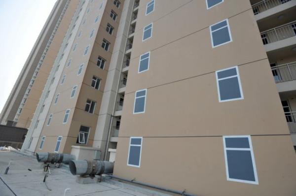 nk mteahhit apartmann d yzeyini sanki pencere varm gibi gsterecek ekilde boyatt.