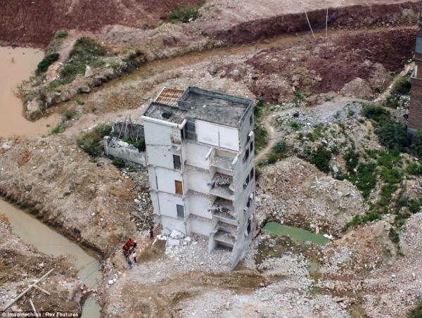 Guangdong blgesindeki 900 yllk yerleim yerini ykp yeniden ina etmeye karar veren yetkililer ev sahiplerinin ounu ikna etmeyi baard.