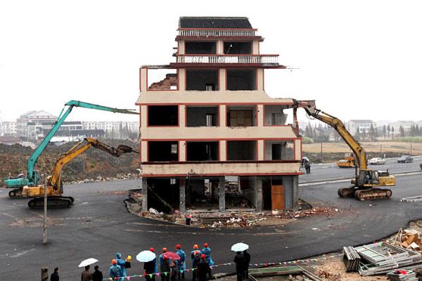 Devletin teklif ettii istimlak bedelinde bir deime olmad ve yaklak 50 bin dolar para ve baka bir blgede yeni  ina edilen sitelerden iki daire karl taraflarn anlat kaydedildi.