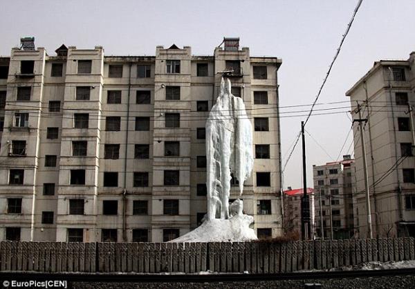 in'in Jilin blgesinde 35 yldr oturduu aparmann yklp yerine AVM yaplacan renen vatanda, bu durumu engellemek iin deiik bir ynteme  bavurdu.