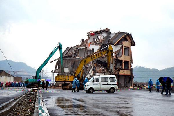 lk olarak devletin kendilerine nerdii istimlk bedelini yeterli bulmayan ve evlerinden ayrlmayan yal ift bir anda lkenin gndemine oturmutu.