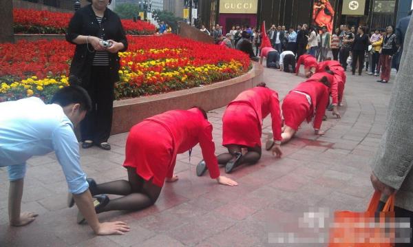 in'de kullanlan Twitter benzeri internet sitesi Sina Weibo'da  yaynlanan bu fotoraflar lkede byk tartmalara neden oldu.