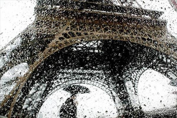 Paris Fotoraf sanats Christophe Jacrot 'Bir fotoraf olarak dnyay yakalamann 2 yolu var, birisi dnya zerindeki ktl yakalamak bir dieri ise bu ktl estetize etmek' diyor.