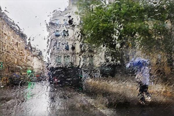 Christophe kendi bak asn 'Kendimizi doal olandan korumakla ok megul olduumuz iin bu gezegen oumuzdan kayor. nsanolu doann sunduu kar, yamur gibi eylerden kanarak adeta hayaletimsi bir silete dnyor' diye aklyor.