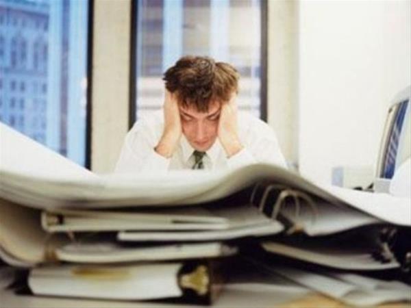 Bir ii 5 yl boyunca masasndan kalkmyor.