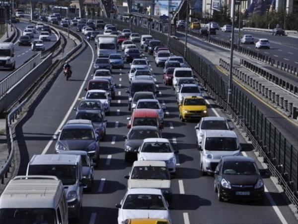 Bir insan ylda 38 saatten 3 ay trafikte geiyor.