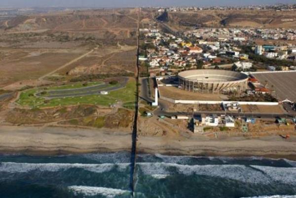 Amerika Birleik Devletleri (sada) ve Meksika (solda).