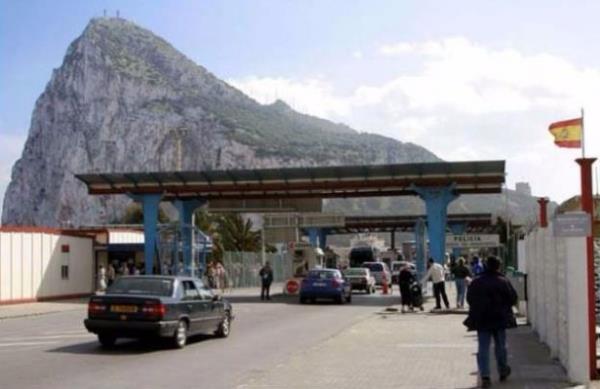 ngiltere - spanya     <br>spanya'nn ucundaki Gibraltar yarm adas ngiliz kolonisi. Gibraltar'dan spanya'ya gei de bu ekilde oluyor.