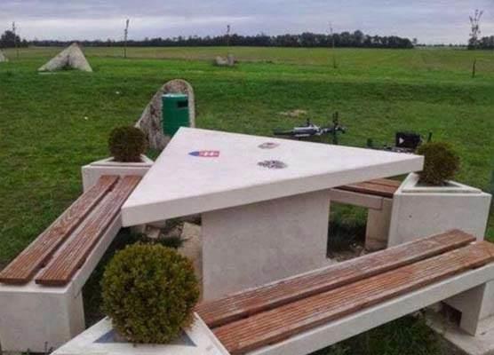 Avusturya, Macaristan ve Slovakya   <br>  3'l piknik masas snrla ayn ekilde tasarlanm