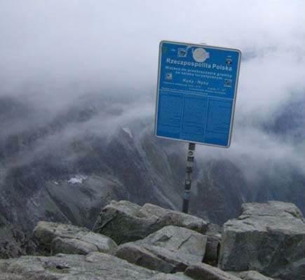 Slovakya - Polonya   <br>  Tatras sradalarndaki Rysy da snr belirliyor.