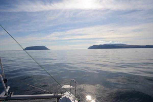 Diomede Adalar Bering Denizi&#8217;nde bulunan adalar grubudur. Kk Diomede Amerika&#8217;ya ait ve sadece 146 nfusa sahip. Byk Diomede Rusya&#8217;ya aittir ve ssz bir adadr. ki adann birbirine uzakl 4 km&#8217;dir ve aralarndan gn deime izgisi geer. Yani Kk Diomede&#8217;de bulunanlar Byk Diomede&#8217;ye baktklarnda sadece baka bir lke grmyorlar ayrca yarn da gryorlar...