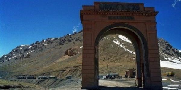 Krgzistan - in snr. 3900 metre ykseklikte yer alan bu geitteki kap olduka ilgin