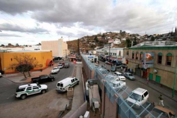 Amerika - Meksika      <br>  Sol taraf Amerika, Arizona, sa taraf Meksika, Sonora.