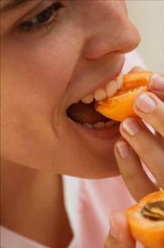 Kays ekirdeinde bulunan Amigdalin yani Vitamin B17 ((Nitriloside), yani (Laetril) kanser nleyici etkilere sahiptir. En fazla ac kays ekirdeinde vardr % 6 civarnda.