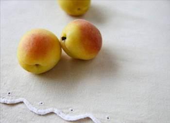 Kays ekirdei ve ya, bileimindeki yzde 95 doymam ya asidi, yzde 5 doymu ya asidi ierii, ieriindeki yksek E vitamini ve ideal oleik-linoleik asit oran ile kolesterol dzeyini drebilmesi, kabzlk giderici oluu ve ksrk sktrc oluu gibi zellikleri de kayda deerdir.