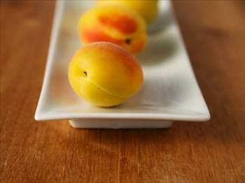 Nitriloside&#8217;ler, eitli gdalarda bulunan ve doal, siyanr ieren maddelerdir, yani B17, yani Laetril: &#8220;elma, eftali, portakal, erik, kays, kiraz ve zm&#8221; ekirdeklerinde, ac badem, akdar, buday imi ve esmer budayda (kara buday, sert buday, durum buday, Siyez buday,karaklk buday) bulunur.