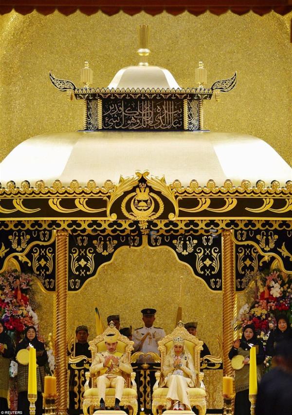 Gney Asya&#8217;nn petrol kral Brunei Sultan Hassanal Bolkiah, kk olu Prens Abdul Malik&#8217;i Binbir Gece Masallar&#8217;ndaki gibi muhteem bir dnle evlendirdi.