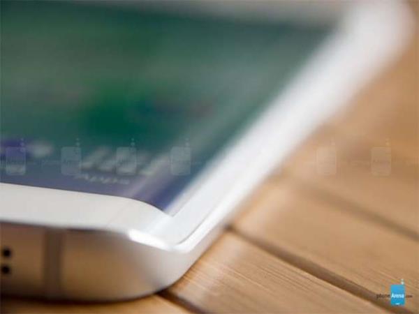 <p>Yenilenen TouchWiz</p>  <p>  Hantallklarndan kurtulan yeni TouchWiz, hem gze hitap ediyor hem de artk daha performansl alyor. Tema destei gelen arayz, Clean Master'n uygulamasnn entegre edilmesiyle beraber kullanclara daha fazla ayar ve temizlik imkan sunuyor.</p>  <p>  Tabi Samsung'un dahili uygulamalarnn da kaldrlabilir olduunu hatrlatalm.</p>