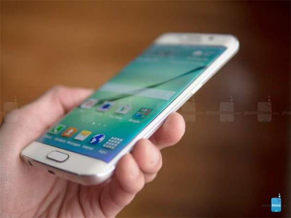 <p>Galaxy S6 Edge'in eksileri</p>  <p>  Eimli ekran, Galaxy S6 ile Galaxy S6 Edge arasndaki fiyat fark kadar deneyim fark oluturmuyor</p>  <p>iPhone 6 / 6 Plus ve HTC'nin One ailesine gre ses kalitesi geride kalyor</p>