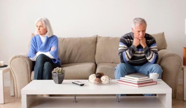 HANG EVLLKLER DAHA BAARILI?    -Farkllklarla birlikte yaamay renmi    -letiim becerileri olan    -Sorunlarn her evlilikte olabileceini peinen kabul ederek esas olann birlikte sorun zme becerileri gelitirmek olduunu bilen    -Koulsuz sevgi ve adanmln egemen olduu ailelerin ocuklar uzun sreli ilikileri daha iyi srdryor.