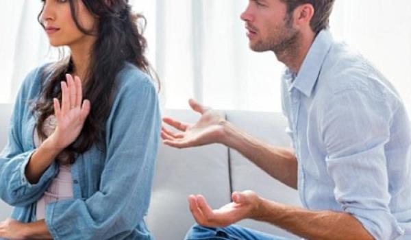 ERKEKLER ANNELER LE ELER ARASINDA HAKEM ROL OYNUYOR    Prof. Dr. Mehmet Sungur, &#8220;Bence aile byklerinin gnmz evliliklerinin gidiatnda hem olumlu hem de olumsuz etkileri bulunuyor, en byk sorun ise onlarn mdahalesi ile karlaan iftlerin nasl tepki vereceklerini bilemiyor olmalar&#8221; diyor.