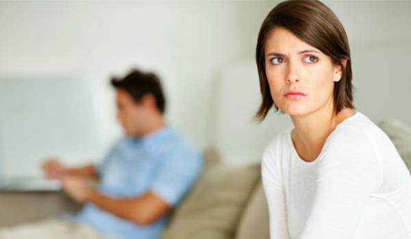 Prof. Dr. Mehmet Sungur, &#8220;Bence evlilik beraberliin tek banala zaferidir&#8221; diyor ve devam ediyor: &#8220;nsanlar birlikte olmann tek bana yaamaktan daha mutluluk verici olduuna inandklar iin evlenirler. Evlilik ncesi ilikilerinde daha ok dllerin olduu bir dnem yaadklar iin evlendiklerinde de dllerin ayn ekilde devam etmesini beklerler. Oysa evlendikten sonra geni ailelerin etkileri, ekonomik glkler, ocuk bakmnn getirdii sorumluluklar gibi bedellerle karlamak beklentileri boa karabilir.&#8221; diyor.