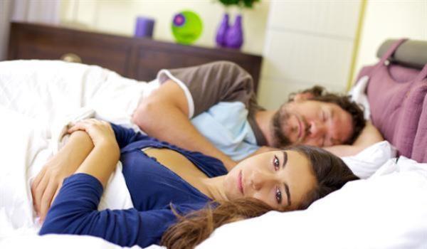 ERKEKLER GCE, KADINLAR SEVGYE NEM VERYOR    likilerde erkekler; g, rekabet ve baarya nem verirken, kadnlar iin sevgi, iletiim ve iliki n planda oluyor. Farkl ihtiyalar olduunu fark etmekte zorlanan kadn ve erkek, ilikiye ancak kendi bildiklerini getirdikleri zaman beklenen tatmin gelmiyor. Prof. Dr. Mehmet Sungur, &#8220;Farkllk eitlie aykr bir kavram olarak deerlendirilmemeli. Birbirimizden tamamen farkl ama hl eit olabiliriz&#8221; diyor.