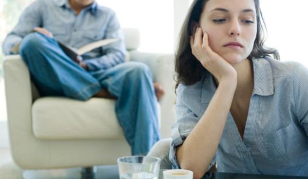 LK YILLAR ELERN REKABET LE GEYOR    Evliliin ilk yllarnda elerin birbirleriyle olan rekabetleri hi bitmiyor. Bu srete her iki taraf da birbirlerine hakllklarn kabul ettirmeye alyor. Bir sre sonra sorun sadece &#8220;Kim hakl, kim haksz?&#8221;a dnyor. in kts bu hakllk savann kazanan olmuyor. Geni ailelerde iftlerin aile byklerinin mdahalelerine kar nasl ortak tutum sergileyeceklerini bilmiyor olmalar da sk karlalan problemler arasnda grlyor. Karlkl konumay ve dinlemeyi beceremeyen bir iftin sorunlarn zebilmesi mmkn grlmyor.