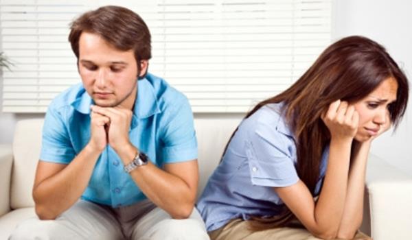 ZM N EKP RUHUYLA ALIMAK GEREKYOR    Prof. Dr. Mehmet Sungur, &#8220;likileri zor hale getiren tek bana kadnlar ve erkekler deildir. Sorun kadnlarla erkekler arasndaki ilikinin kendisidir&#8221; diyor. Mutlu evliliklerde eler sorun olutuunda karlarna, mevcut sorunu alyor ve zmek iin ayn tarafa geip bir ekip ruhuyla abalyor.